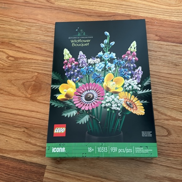 New LEGO® Icons Wildflower Bouquet (10313) - New in Box - Picture 2 of 5